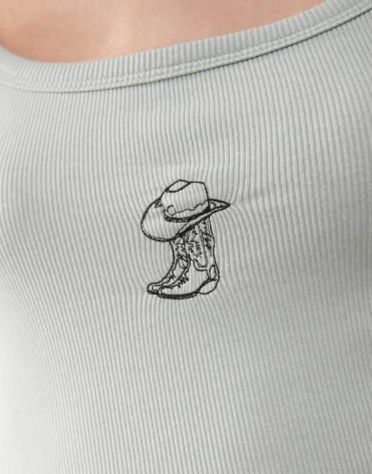 Noisy May ribbad väst med broderi av cowboystövlar i ljus salvia - Image 3