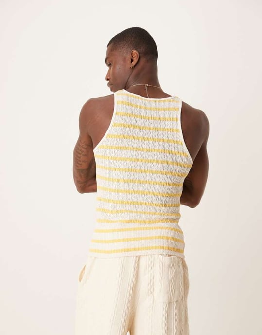 ASOS DESIGN muskelpassform väst med rundad hals i strukturerad vit och gul rand - Image 4