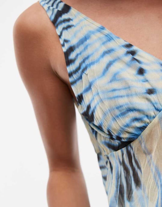 Topshop skrynklig meshtryckt v-ringad topp i blått - Image 3