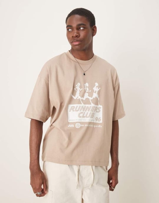 ASOS DESIGN boxy oversized t-shirt med löparklubbsgrafik i beige - Image 1
