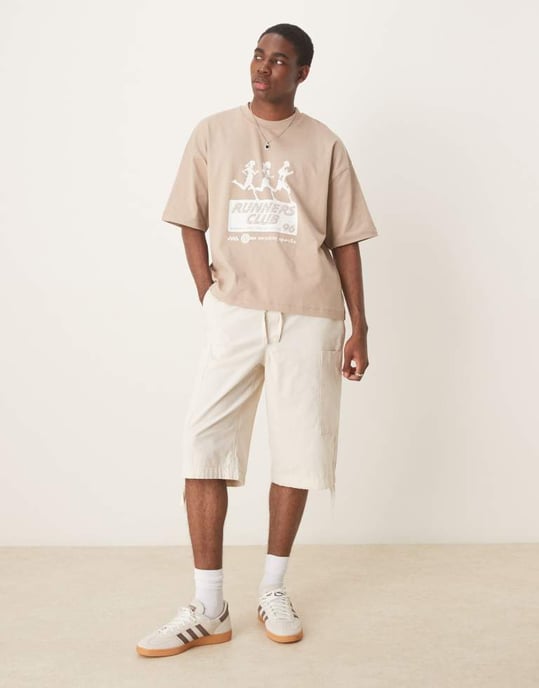 ASOS DESIGN boxy oversized t-shirt med löparklubbsgrafik i beige - Image 4