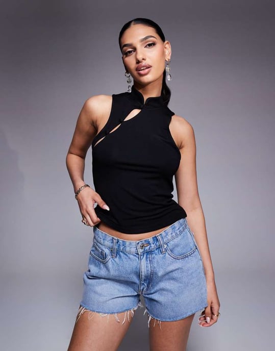 ASOS DESIGN figurnära racer topp med rouleau loop-knappar i svart - Image 2