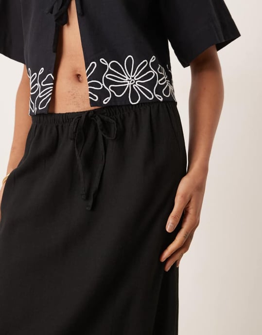 JDY Tall linen blend maxi skirt in black - Image 2