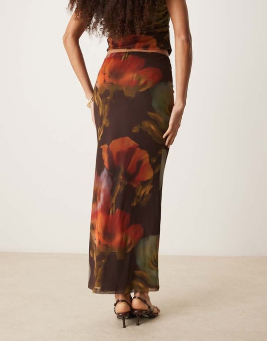 ASOS DESIGN mesh blur blommig tryckt låg midja maxikjol i brun - Image 3