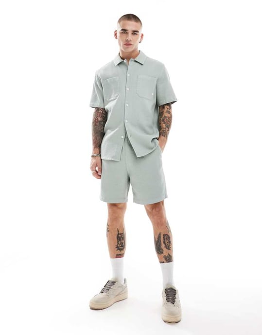 Farah Redwald koordinerade texturerade våffelshorts i salviagrön - Image 1