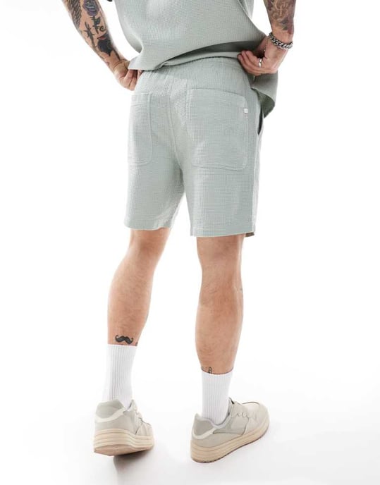 Farah Redwald koordinerade texturerade våffelshorts i salviagrön - Image 2