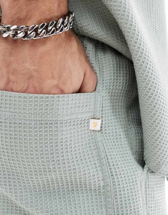 Farah Redwald koordinerade texturerade våffelshorts i salviagrön - Image 3