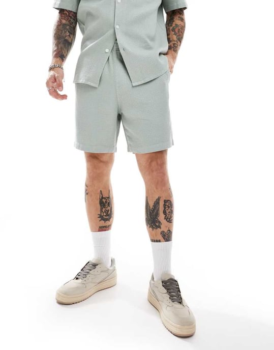 Farah Redwald koordinerade texturerade våffelshorts i salviagrön - Image 4