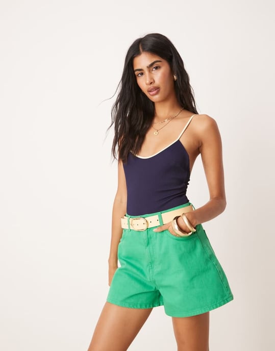ASOS DESIGN denim längre A-linjeformad shorts i grön - Image 2