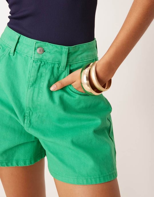 ASOS DESIGN denim längre A-linjeformad shorts i grön - Image 3