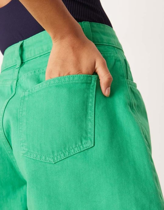 ASOS DESIGN denim längre A-linjeformad shorts i grön - Image 4