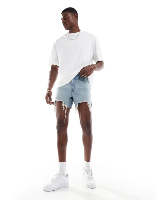 ASOS DESIGN kortare slim denimshorts i ljusblå tvätt med rivdetalj - Image 1