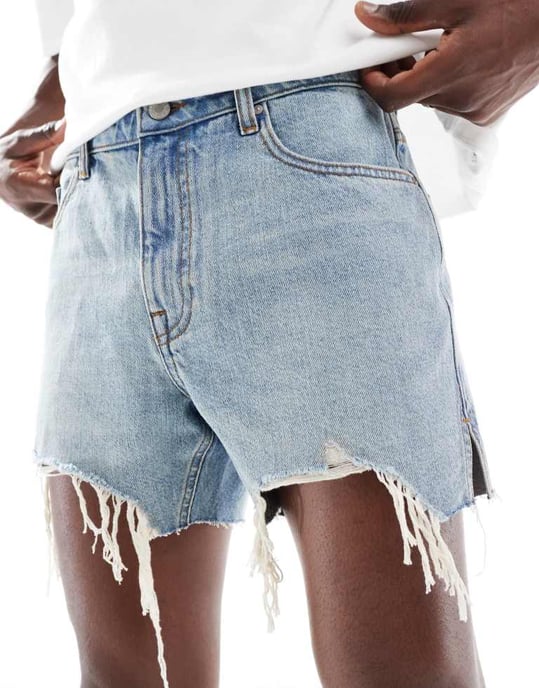 ASOS DESIGN kortare slim denimshorts i ljusblå tvätt med rivdetalj - Image 2