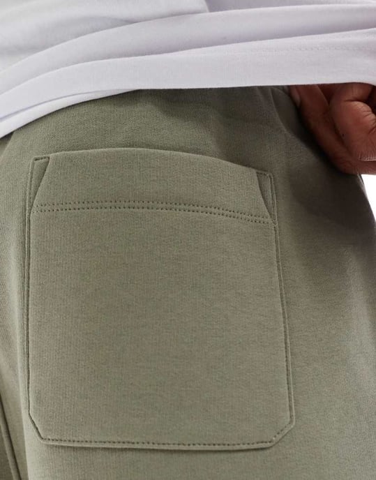ASOS DESIGN essentiella oversized shorts i ljus khaki - Image 4