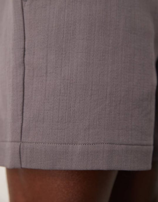 ASOS DESIGN kortare längd texturerad shorts i grå - Image 3