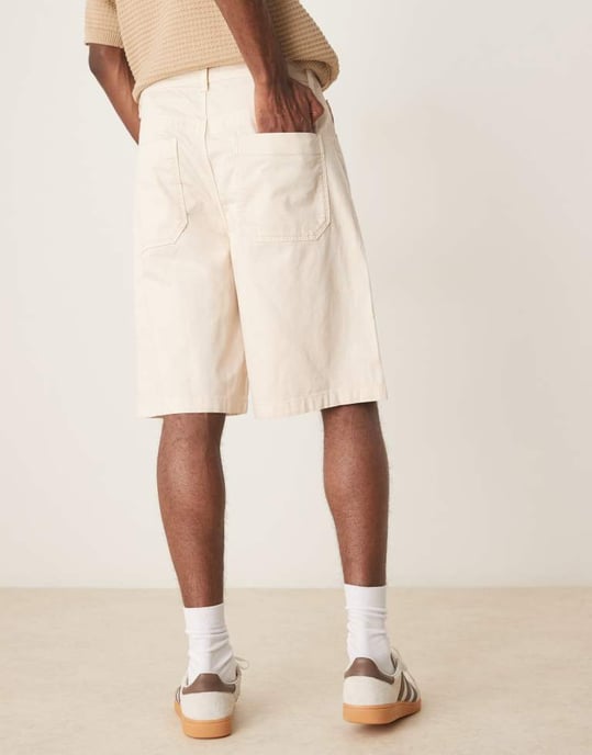 ASOS DESIGN lång längd snickarshorts i ecru - Image 3