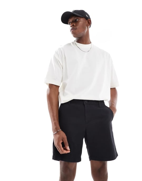 ASOS DESIGN smala chinoshorts med mellanhöjd i svart - Image 1