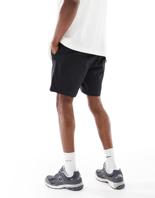 ASOS DESIGN smala chinoshorts med mellanhöjd i svart - Image 4