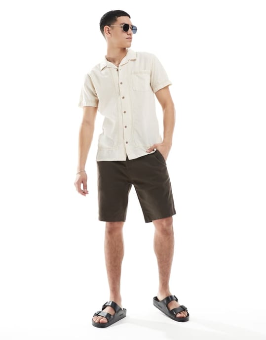 Trådslitna chinoshorts i chokladbrun - Image 1