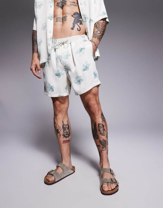 ASOS DESIGN koord satängshorts i medellängd med blommönster i neutral färg - Image 1