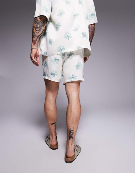 ASOS DESIGN koord satängshorts i medellängd med blommönster i neutral färg - Image 2