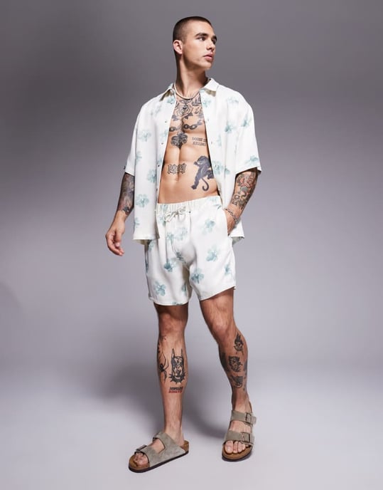 ASOS DESIGN koord satängshorts i medellängd med blommönster i neutral färg - Image 3