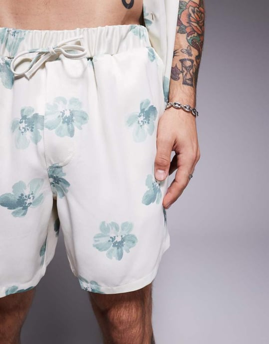 ASOS DESIGN koord satängshorts i medellängd med blommönster i neutral färg - Image 4