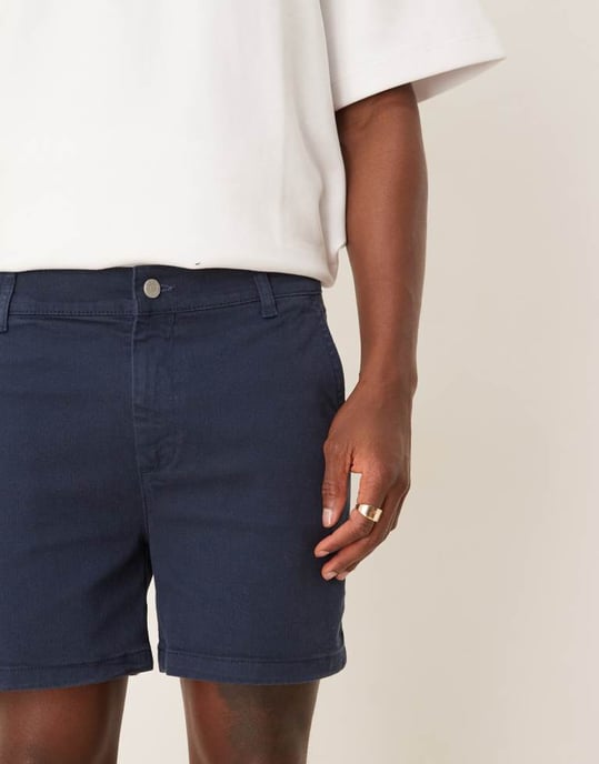 ASOS DESIGN kortare skinny chino shorts i marinblå - Image 3