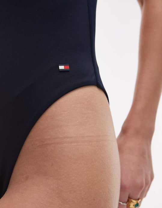 Tommy Hilfiger baddräkt i marinblått med vit piping - Image 3