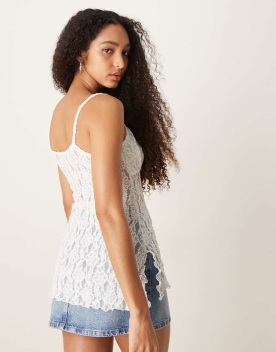ASOS DESIGN spets topp med rynkad bystdetalj i elfenben - Image 4