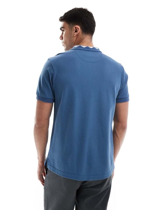 Farah Reeves kortärmad polo i blått med jacquardkrage - Image 4