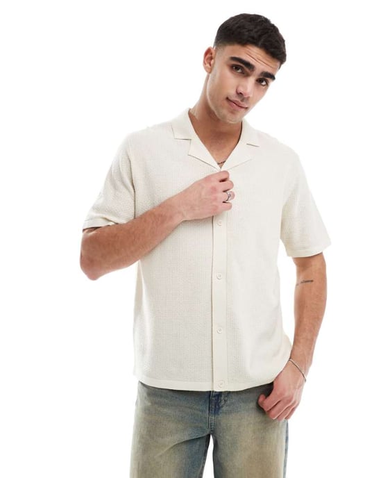 JJ Rebel reverkrage knäppning genom stickad polo i beige - Image 1