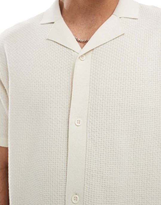 JJ Rebel reverkrage knäppning genom stickad polo i beige - Image 3