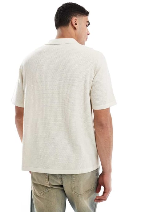 JJ Rebel reverkrage knäppning genom stickad polo i beige - Image 4