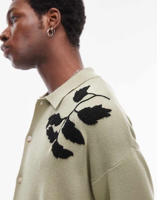 Topman broderad blommig stickad skjorta i salvia och svart - Image 2