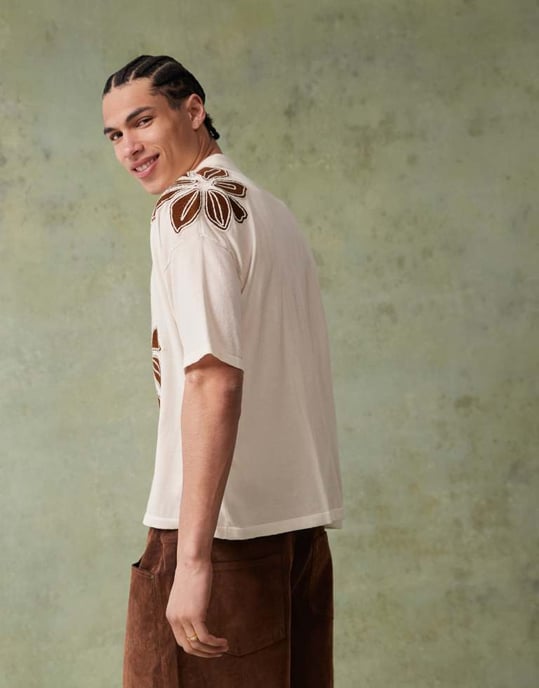 ASOS DESIGN avslappnad stickad polo med knappar och blommig broderi i ecru - Image 3