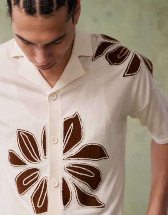 ASOS DESIGN avslappnad stickad polo med knappar och blommig broderi i ecru - Image 4