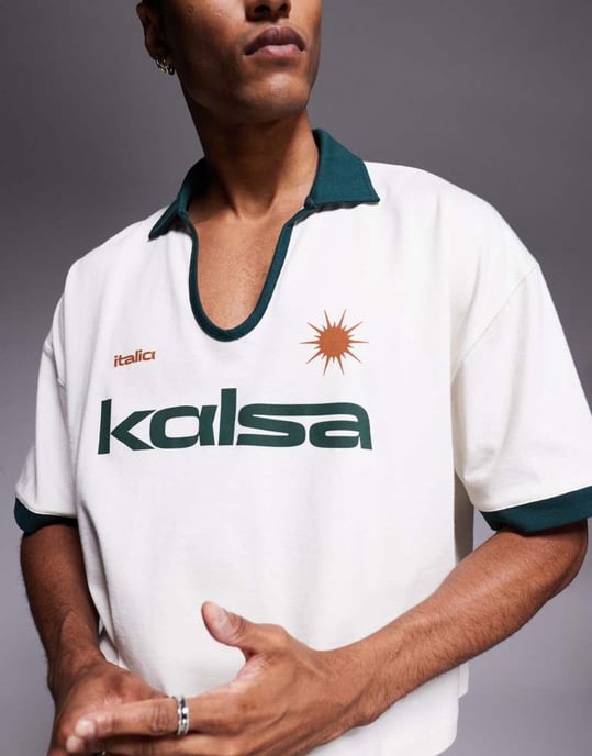 ASOS DESIGN kortärmad oversized polo med bröstbroderi och kontrasterande krage i krämfärg - Image 3