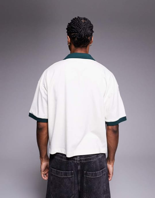 ASOS DESIGN kortärmad oversized polo med bröstbroderi och kontrasterande krage i krämfärg - Image 4