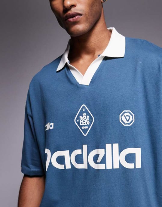 ASOS DESIGN oversized pikétröja med sporttryck i kolgrå - Image 4