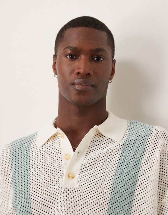 ASOS DESIGN oversized airtex-texturerad stickad polo i ecru med blå ränder - Image 4
