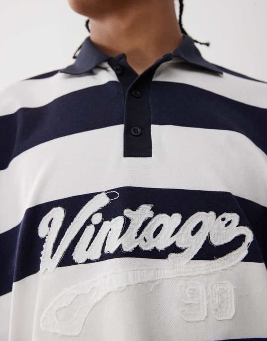 Återvunnet vintage randigt pique polo skjorta med grafik i marinblå - Image 3