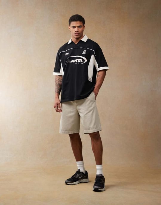 ASOS DESIGN oversized polo med sömsydda paneler och sportsgrafik i svart - Image 2