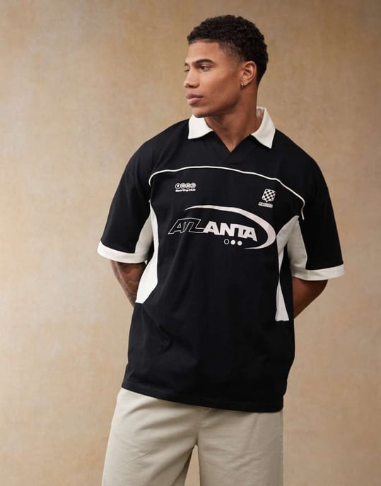 ASOS DESIGN oversized polo med sömsydda paneler och sportsgrafik i svart - Image 4