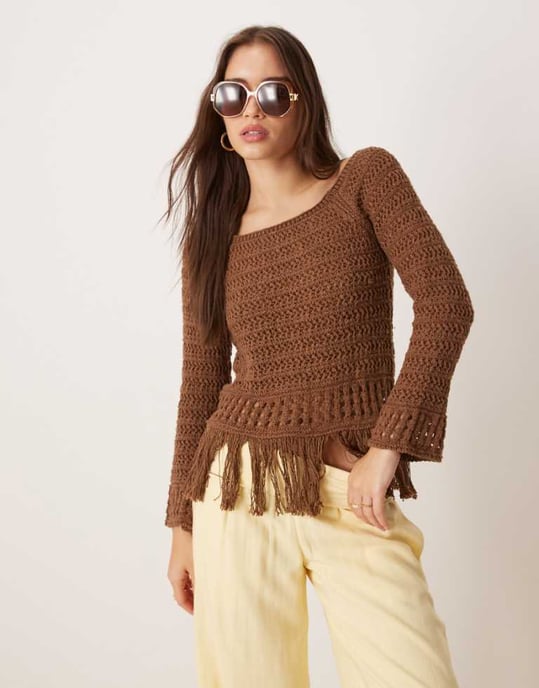 ASOS DESIGN virkad look avskuren tröja med franskant i choklad - Image 1