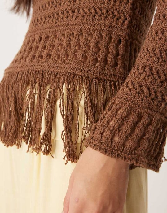 ASOS DESIGN virkad look avskuren tröja med franskant i choklad - Image 2