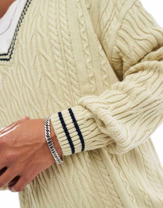ASOS DESIGN oversized kabelstickad crickettröja i krämfärgad med marinblå detaljer - Image 4