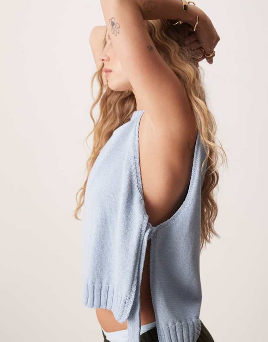 ASOS DESIGN stickad tabardväst med rund hals och knytningar i ljusblått - Image 3