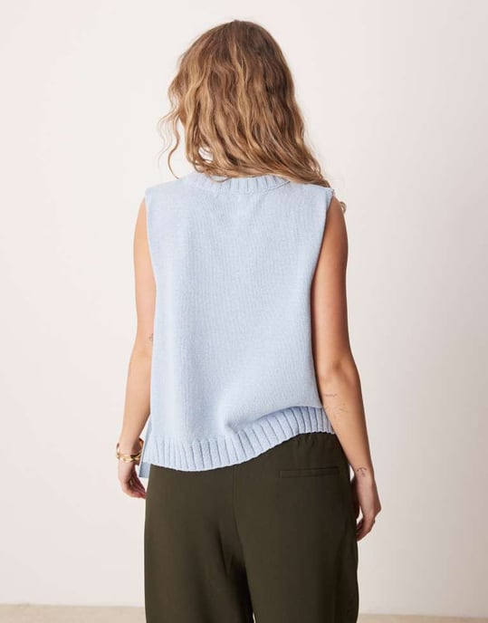 ASOS DESIGN stickad tabardväst med rund hals och knytningar i ljusblått - Image 4