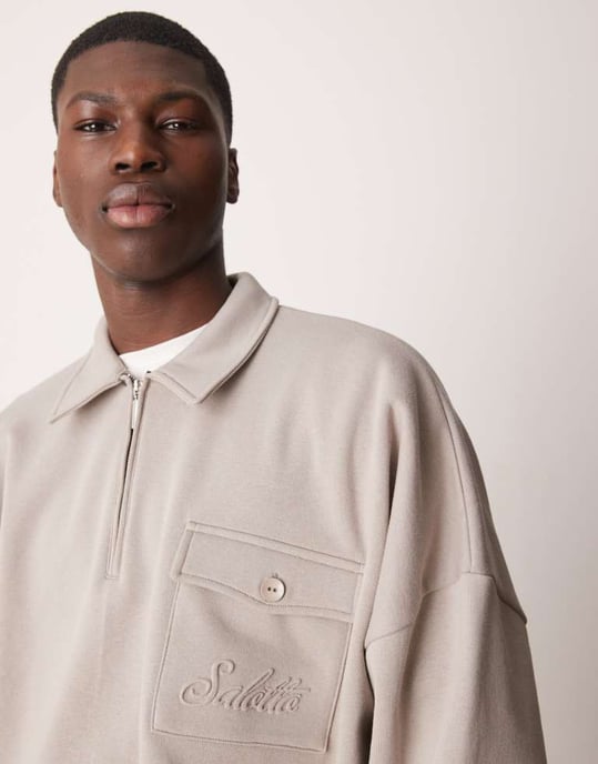 ASOS DESIGN oversized boxig polo jumper med broderad ficka i latte - Image 2